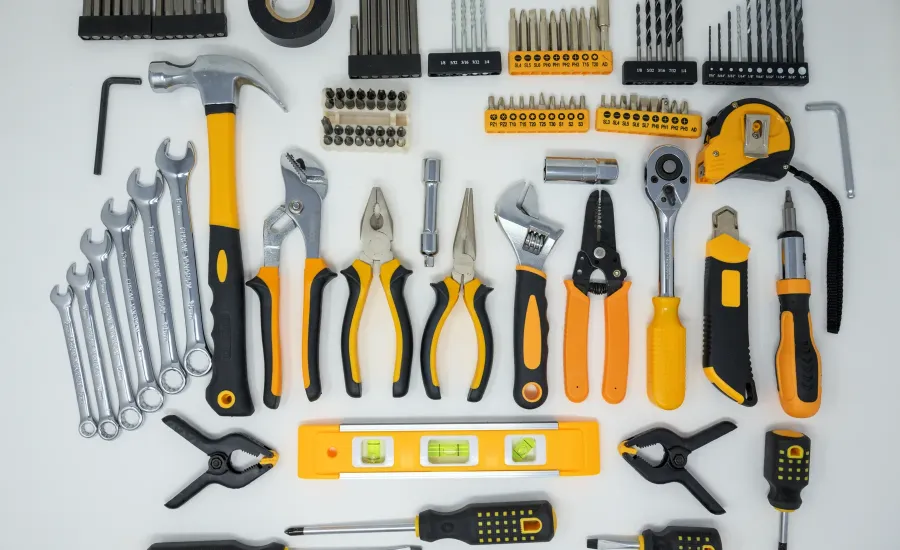 Sortiertes Handwerkzeug auf hellem Untergrund – Handwerkerangebote systematisch vergleichen