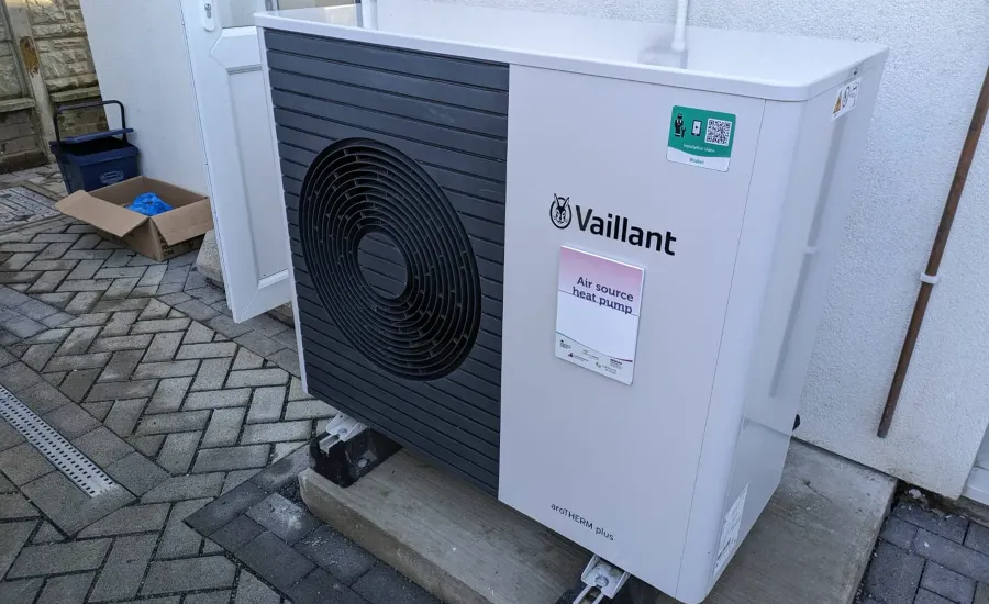 Außeneinheit einer Luft-Wärmepumpe an einem Wohnhaus – Umstellung der Heizungsförderung zum 20. Juli 2026