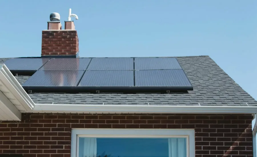 Solarmodule auf dem geneigten Dach eines Wohnhauses – Dachfläche für Photovoltaik prüfen