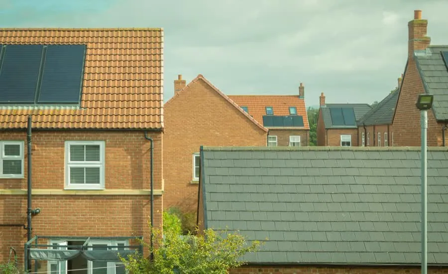 Wohnhäuser mit Solarkollektoren auf den Dächern – Steuerbonus und BEG-Sanierungsförderung im Vergleich